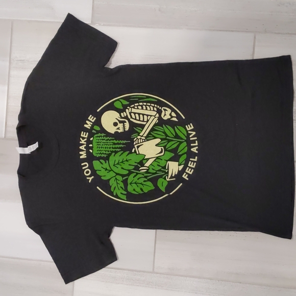 'Feel Alive' T-shirt - Picture 1 of 5